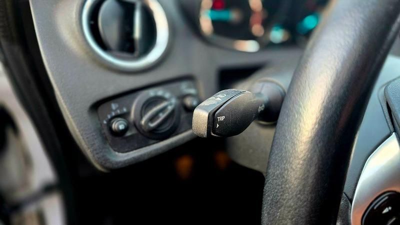 Gebraucht Ford Fiesta Trend 101 PS (74 kW) 2017 Weiß Kleinwagen