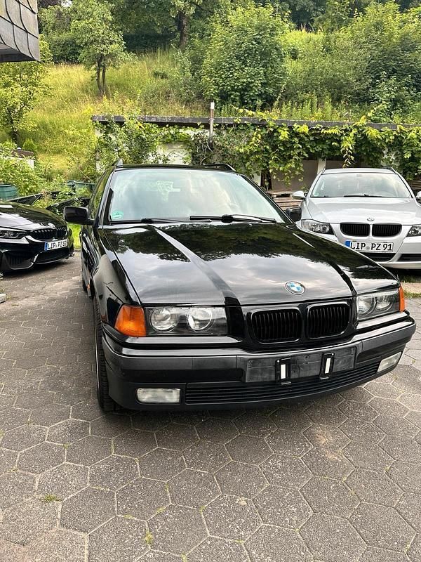 Schwarz Gebraucht 1997 BMW 316 Basis Kombi | 2.200 € - Bild 1/4