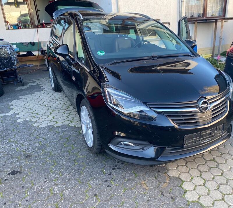 Schwarz Gebraucht 2017 Opel Zafira Business Innovation Van / Kleinbus | 7.999 € (Fairer Preis) - Bild 1/4