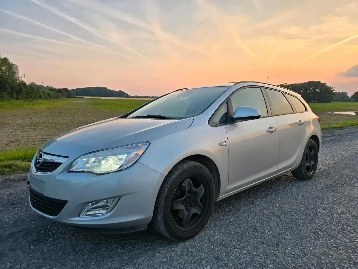 Gebraucht Opel Astra 125 PS (91 kW) 2012 Grau Kombi