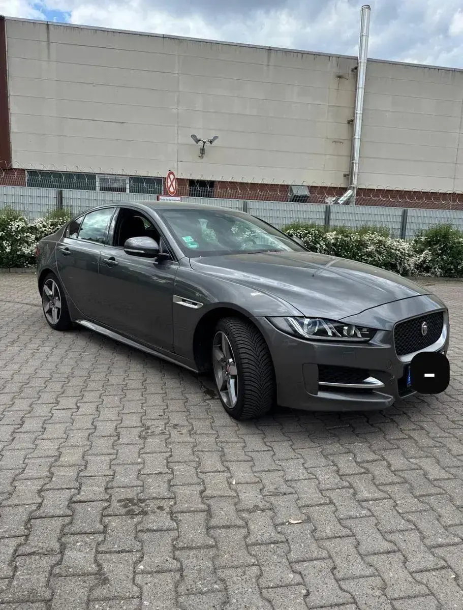 Gebraucht Jaguar XE Portfolio 179 PS (131 kW) 2015 Grau Limousine