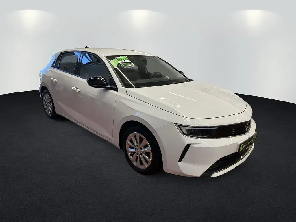 Gebraucht Opel Astra Edition 131 PS (96 kW) 2022 Jade weiss/arktis weiss Limousine