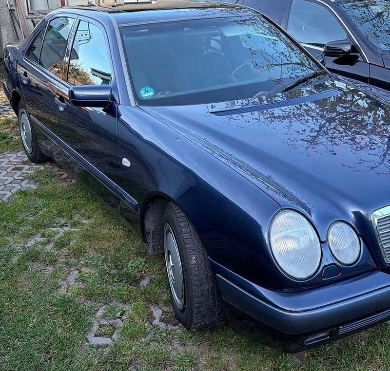 Gebraucht Mercedes E230 Classic 150 PS (110 kW) 1997 Blau Limousine