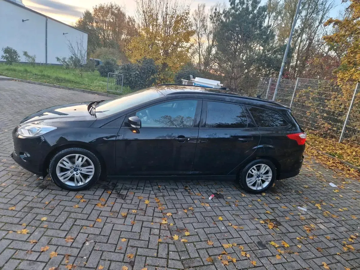Gebraucht Ford Focus 105 PS (77 kW) 2014 Schwarz Kombi