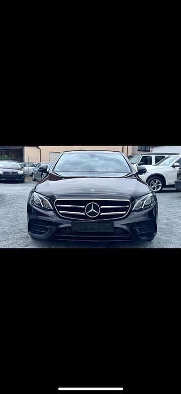 Schwarz Gebraucht 2019 Mercedes E220 AMG line Limousine | 20.990 € (Superpreis) - Bild 1/4