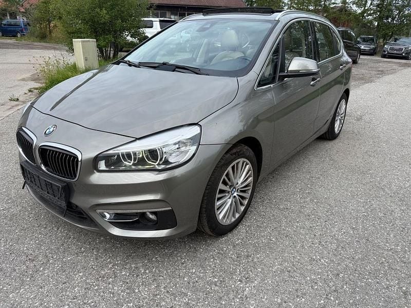 Silber Gebraucht 2015 BMW 218 Active Tourer Sport Line Van / Kleinbus | 7.990 € (Superpreis) - Bild 1/4