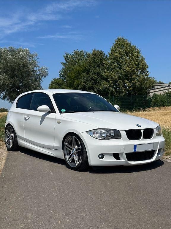 Weiß Gebraucht 2008 BMW 118 M Performance Kleinwagen | 3.900 € (Superpreis) - Bild 1/4