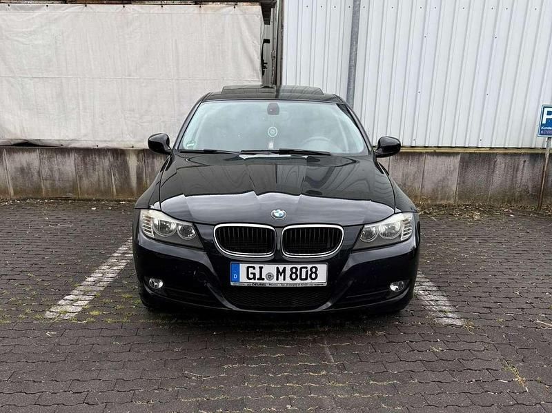 Schwarz Gebraucht 2010 BMW 320 Limousine | 9.999 € (Teuer) - Bild 1/4