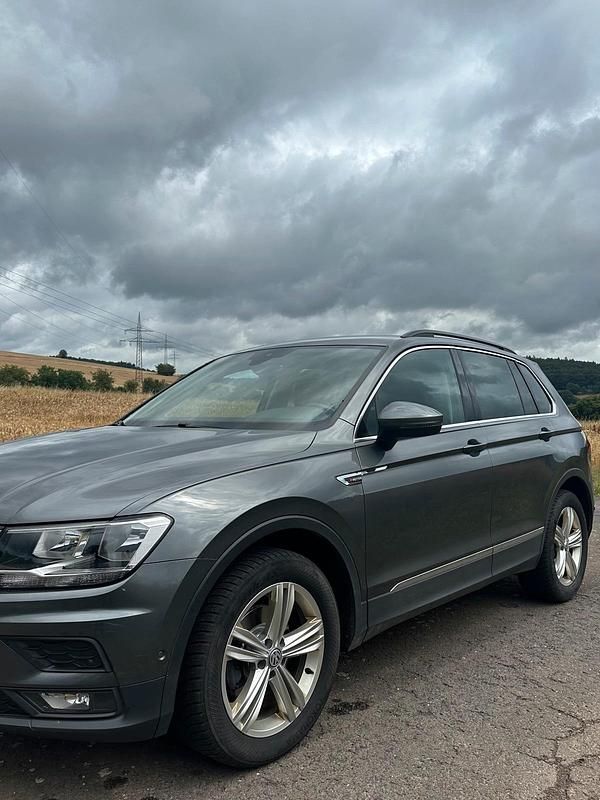 Grau Gebraucht 2018 VW Tiguan Comfortline SUV | 20.950 € - Bild 1/4