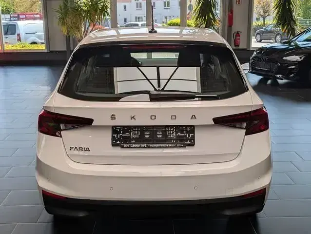 Gebraucht Skoda Fabia Active 65 PS (47 kW) 2023 Weiß Kleinwagen