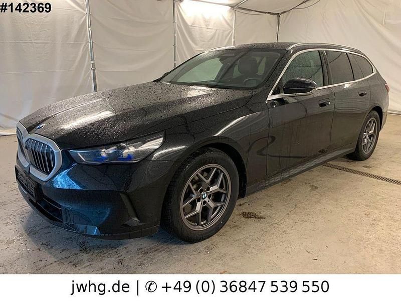 Schwarz Gebraucht 2024 BMW 520 Comfort Edition Limousine | 44.450 € (Fairer Preis) - Bild 1/4