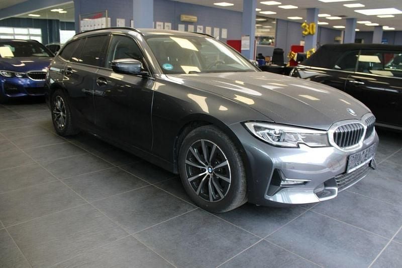 Grau Gebraucht 2022 BMW 320 Sport Line Kombi | 29.980 € (Guter Preis) - Bild 1/4