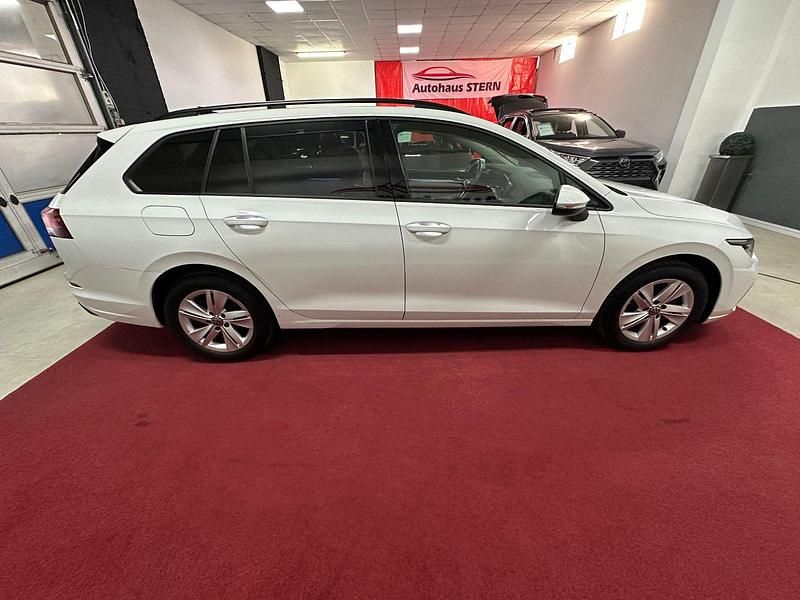 Gebraucht VW Golf VIII 131 PS (96 kW) 2021 Weiß Kombi