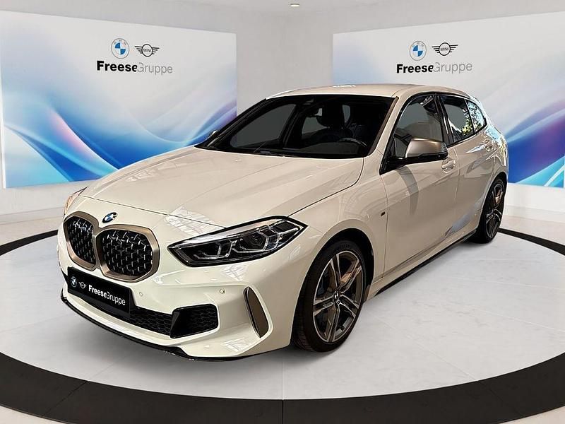 Weiß Gebraucht 2022 BMW M135 Performance Kleinwagen | 32.990 € (Guter Preis) - Bild 1/4