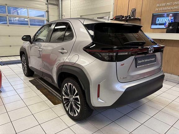 Gebraucht Toyota Yaris Hybrid Elegant 116 PS (85 kW) 2021 Shimmering silver metallic