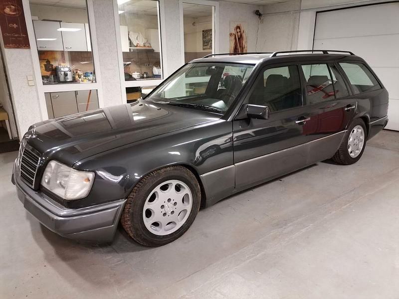 Gebraucht Mercedes 220 150 PS (110 kW) 1994 Schwarz Kombi