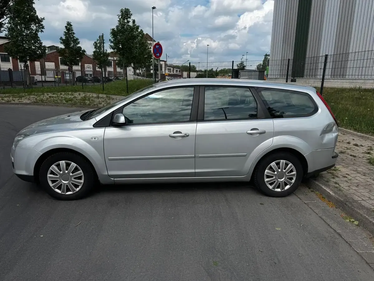Usado Ford Focus Ambiente 101 CV (74 kW) 2007 Gris Familiar