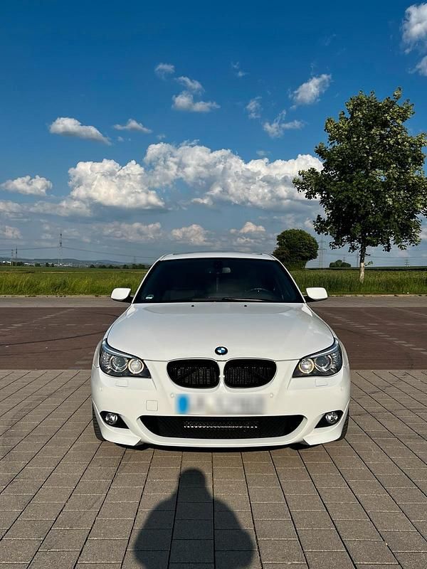 Weiß Gebraucht 2009 BMW 525 M Sport Limousine | 15.999 € - Bild 1/4