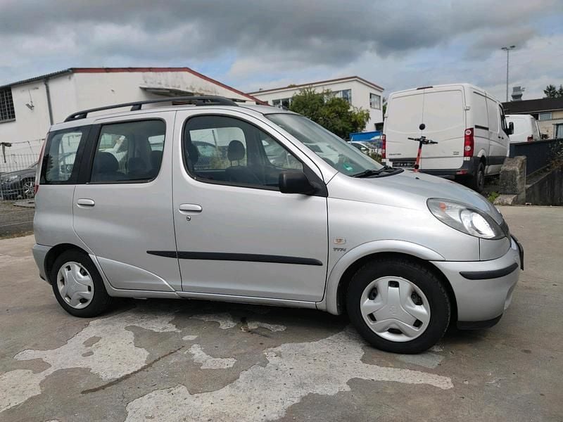 Silber Gebraucht 2005 Toyota Yaris Verso Van / Kleinbus | 1.900 € (Guter Preis) - Bild 1/4