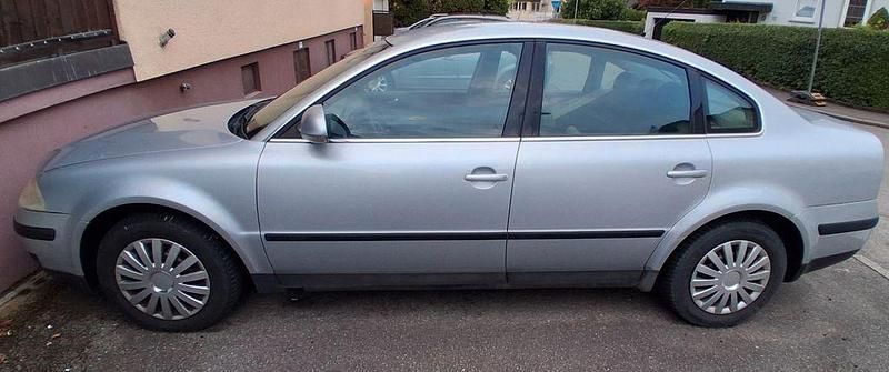 Grau Gebraucht 2004 VW Passat Basis Limousine | 1.250 € (Guter Preis) - Bild 1/4