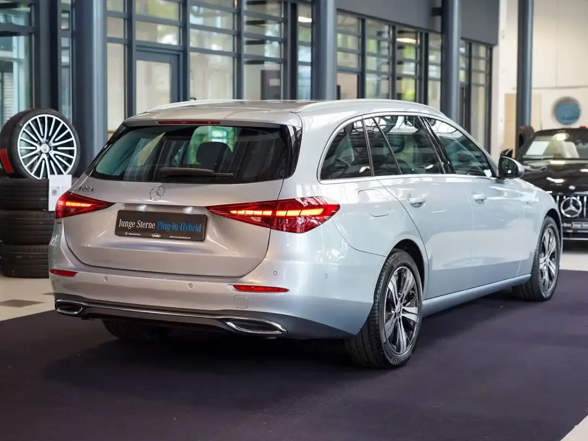 Gebraucht Mercedes C300e Avantgarde 204 PS (150 kW) 2025 Hightechsilber Kombi