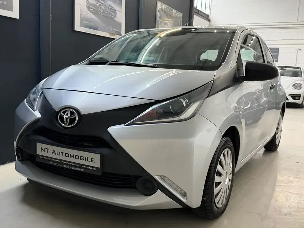 Gebraucht Toyota Aygo 69 PS (50 kW) 2015 Silber Kleinwagen