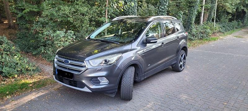 Grau Gebraucht 2017 Ford Kuga Titanium SUV | 13.800 € (Superpreis) - Bild 1/4