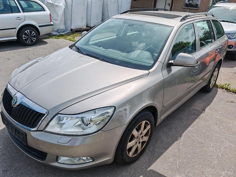 Gold Gebraucht 2012 Skoda Octavia Elegance Kombi | 3.990 € - Bild 1/4