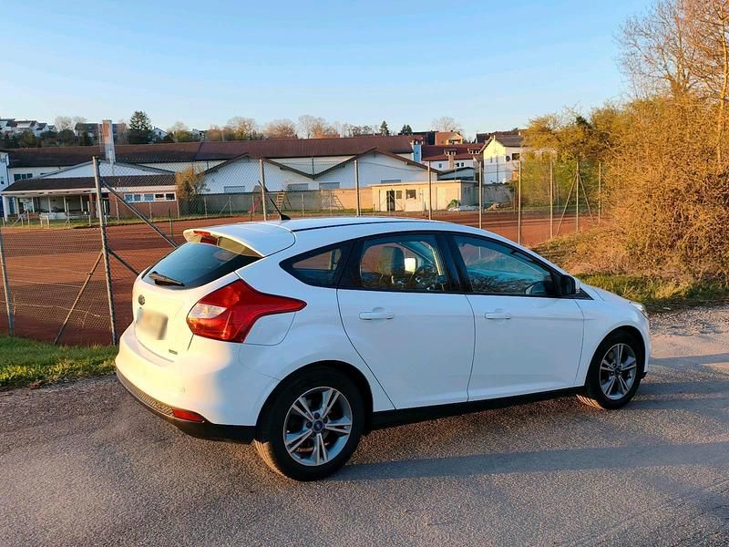 Gebraucht Ford Focus 101 PS (74 kW) 2014 Weiß Limousine