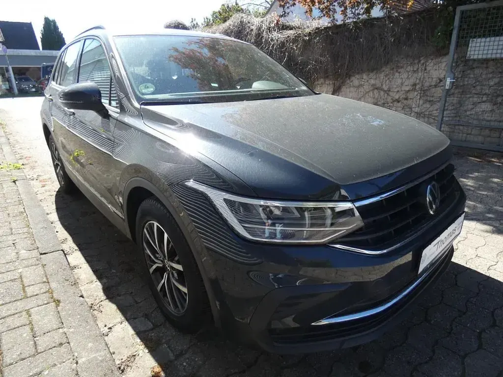 Gebraucht VW Tiguan Life 122 PS (89 kW) 2023 Uranograu SUV