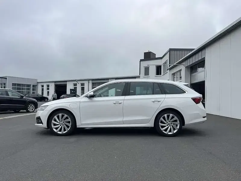 Gebraucht Skoda Octavia Style 204 PS (150 kW) 2022 Candyweiss Kombi