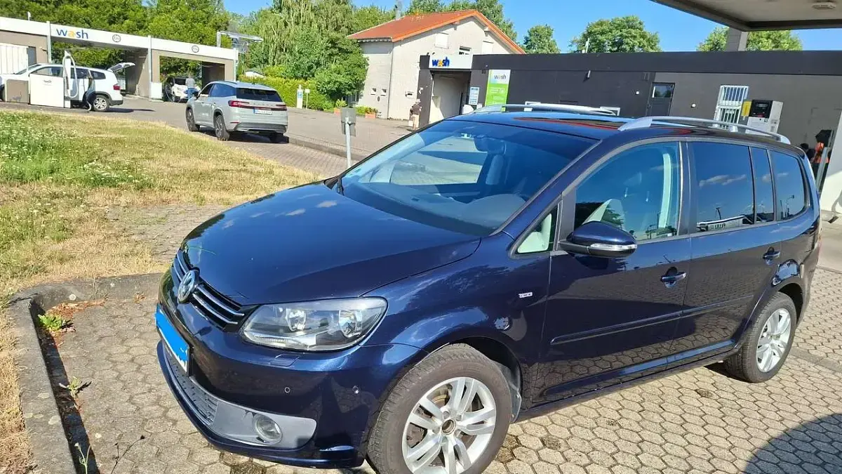 Gebraucht VW Touran Cup 140 PS (102 kW) 2014 Blau Van / Kleinbus