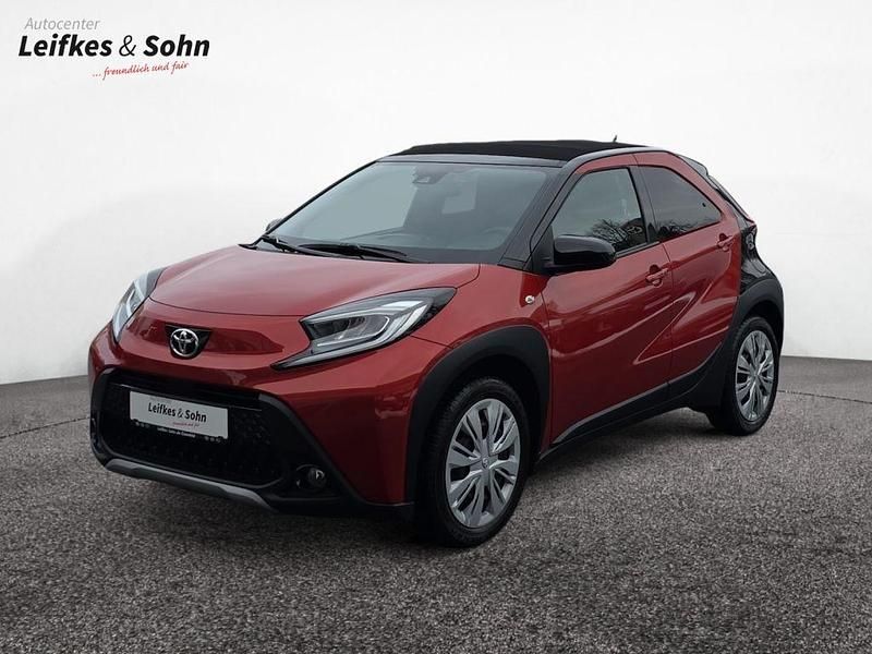 Rot Gebraucht 2023 Toyota Aygo X X-plore SUV | 19.890 € (Etwas zu teuer) - Bild 1/4