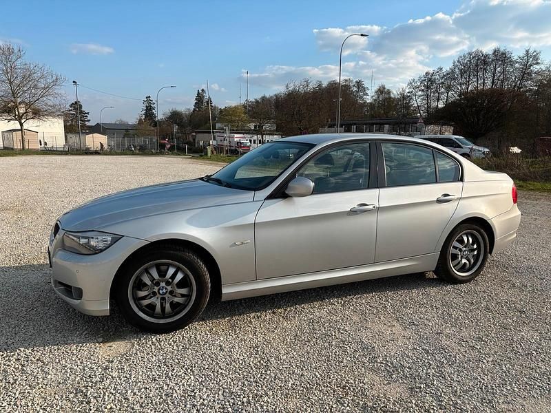 Gebraucht BMW 320 170 PS (125 kW) 2011 Silber Limousine