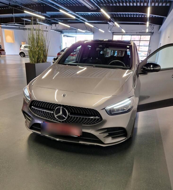 Grau Gebraucht 2020 Mercedes B220 AMG line Van / Kleinbus | 29.500 € (Fairer Preis) - Bild 1/4