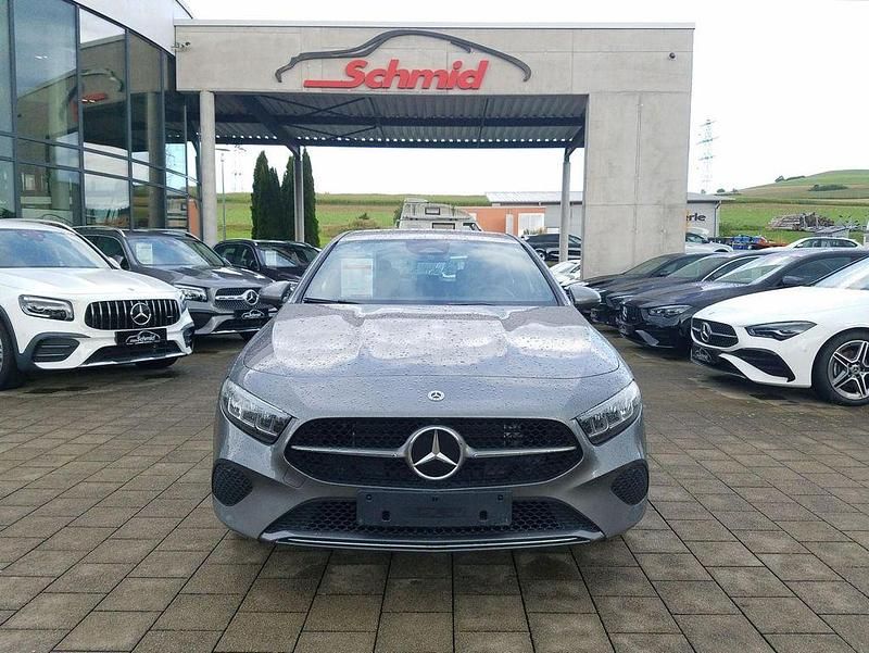 Gebraucht Mercedes A250 163 PS (119 kW) 2024 Metalliclack mountaingrau Limousine