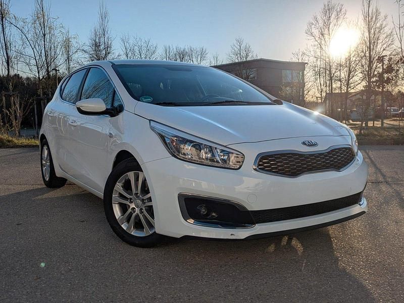 Usado Kia Ceed DREAM-TEAM Edition 101 HP (74 kW) 2017 Branco Citadino