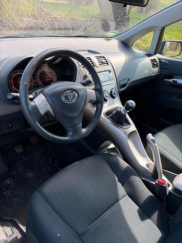 Gebraucht Toyota Auris 126 PS (92 kW) 2009 Silber Kleinwagen