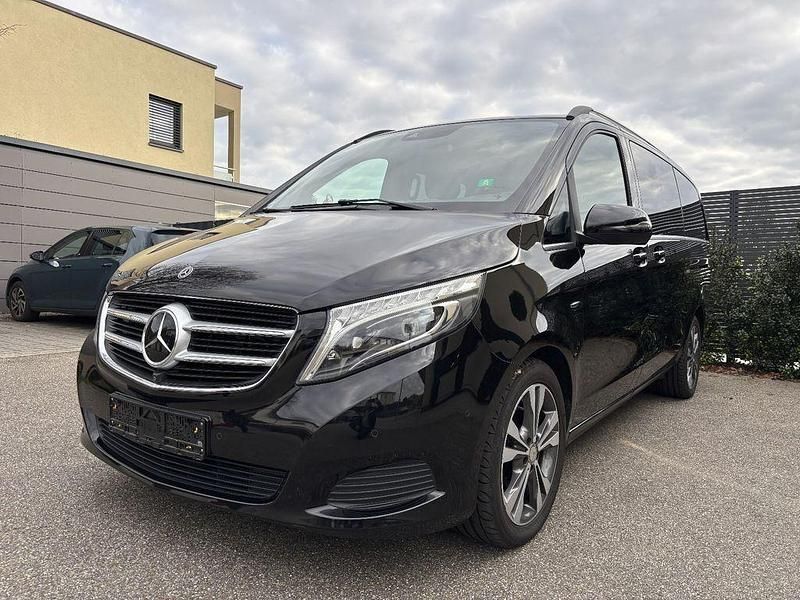 Schwarz Gebraucht 2017 Mercedes V250 Avantgarde Edition Van / Kleinbus | 42.900 € (Fairer Preis) - Bild 1/4