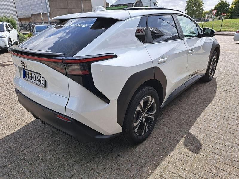 Gebraucht Toyota bZ4X Basis 150 kW (204 PS) 2023 Platinumweiß perleffekt SUV