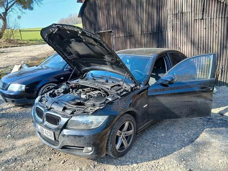 Gebraucht BMW 318 143 PS (105 kW) 2010 Schwarz Limousine