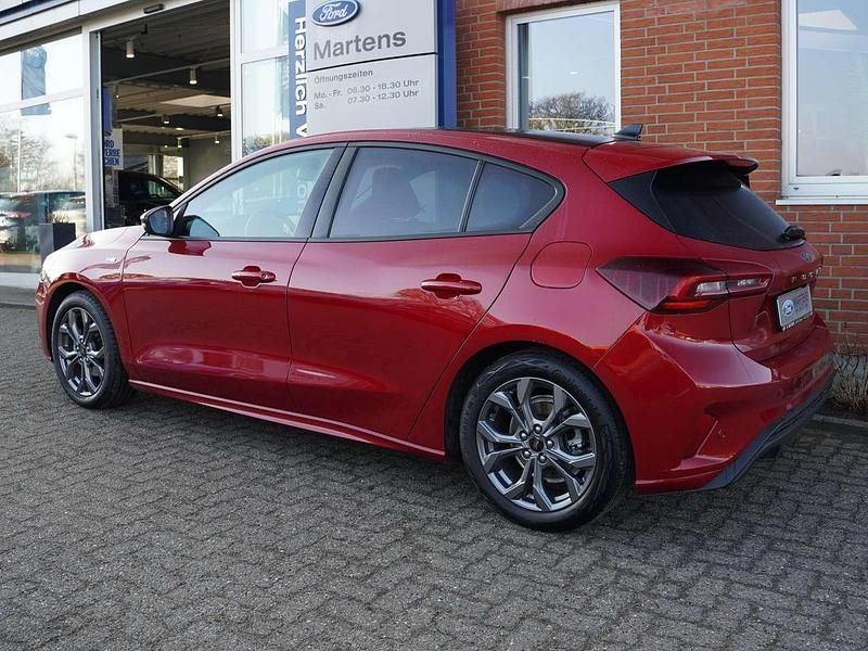 Gebraucht Ford Focus ST-Line 155 PS (114 kW) 2023 Fantastic red tc Kleinwagen