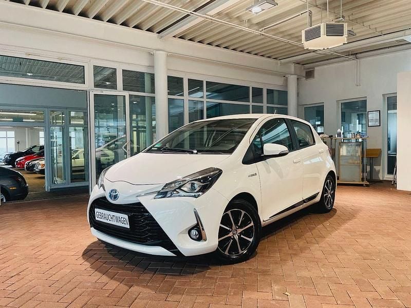 Weiß Gebraucht 2018 Toyota Yaris Hybrid Team Limousine | 10.750 € (Guter Preis) - Bild 1/4