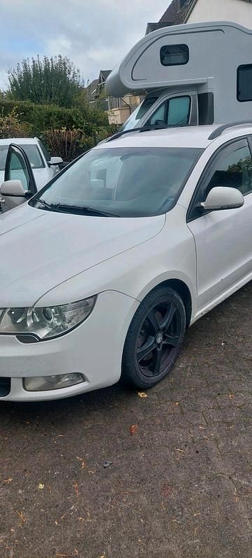 Weiß Gebraucht 2011 Skoda Superb Kombi | 5.000 € (Guter Preis) - Bild 1/4