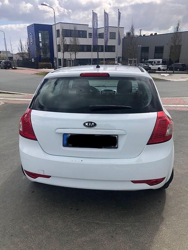 Używany Kia Ceed 116 KM (85 kW) 2011 Biały Hatchback