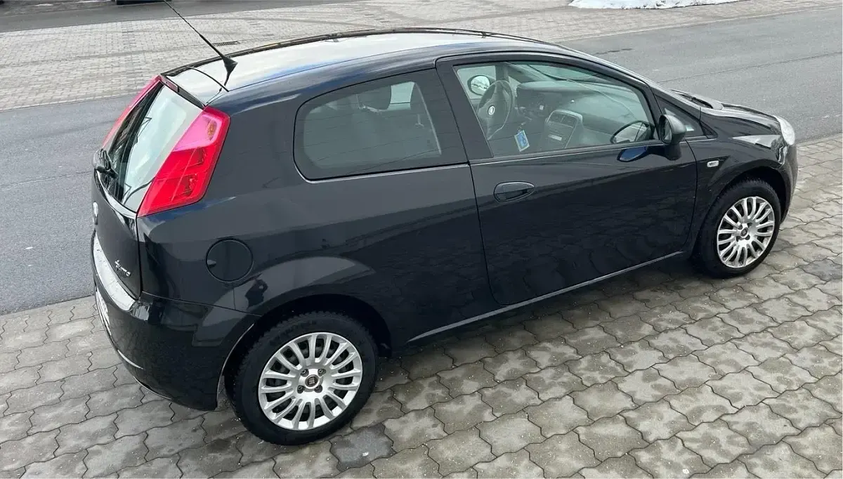 Gebraucht Fiat Grande Punto Basis 69 PS (50 kW) 2013 Blau Kleinwagen