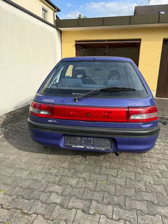 Używany Mazda 323 54 KM (39 kW) 1994 Niebieski Sedan/Limuzyna