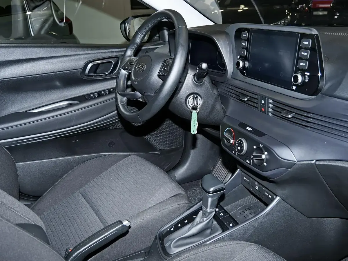 Gebraucht Hyundai i20 Trend 101 PS (74 kW) 2023 Aurora grey Kleinwagen