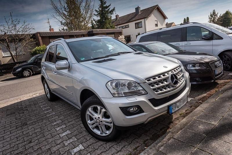 Silber Gebraucht 2009 Mercedes ML320 SUV | 10.000 € - Bild 1/4