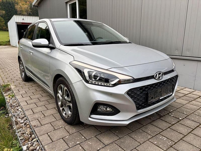 Gebraucht Hyundai i20 101 PS (74 kW) 2019 Silber Limousine